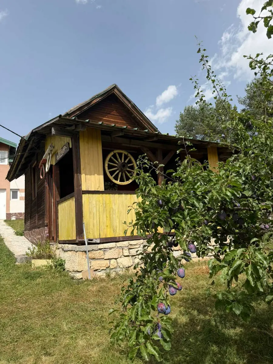 Letnjikovac u voćnjaku