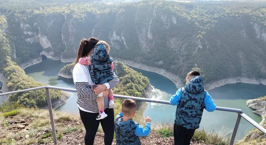 Porodica posmatra meandre Uvca sa vidikovca Molitva