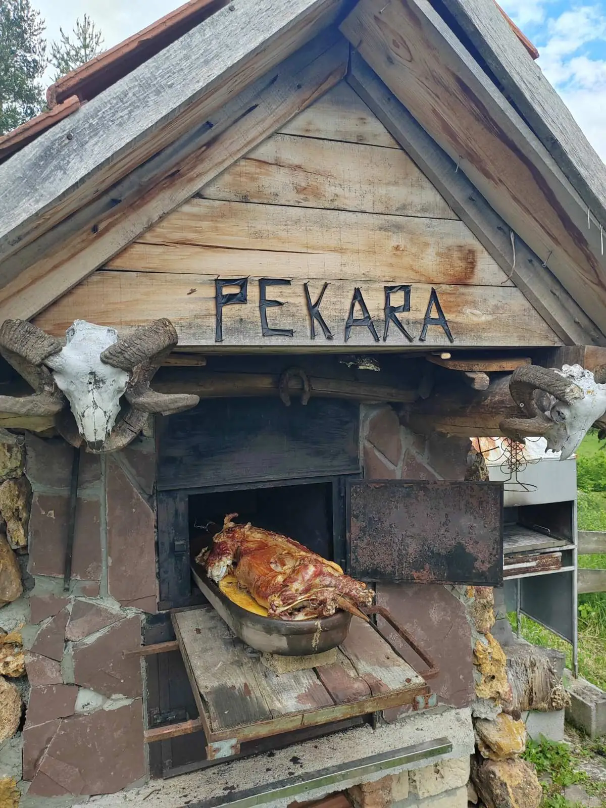 Jagnjetina u plehu izlazi iz kamene pekare ukrašene ovnujskim rogovima