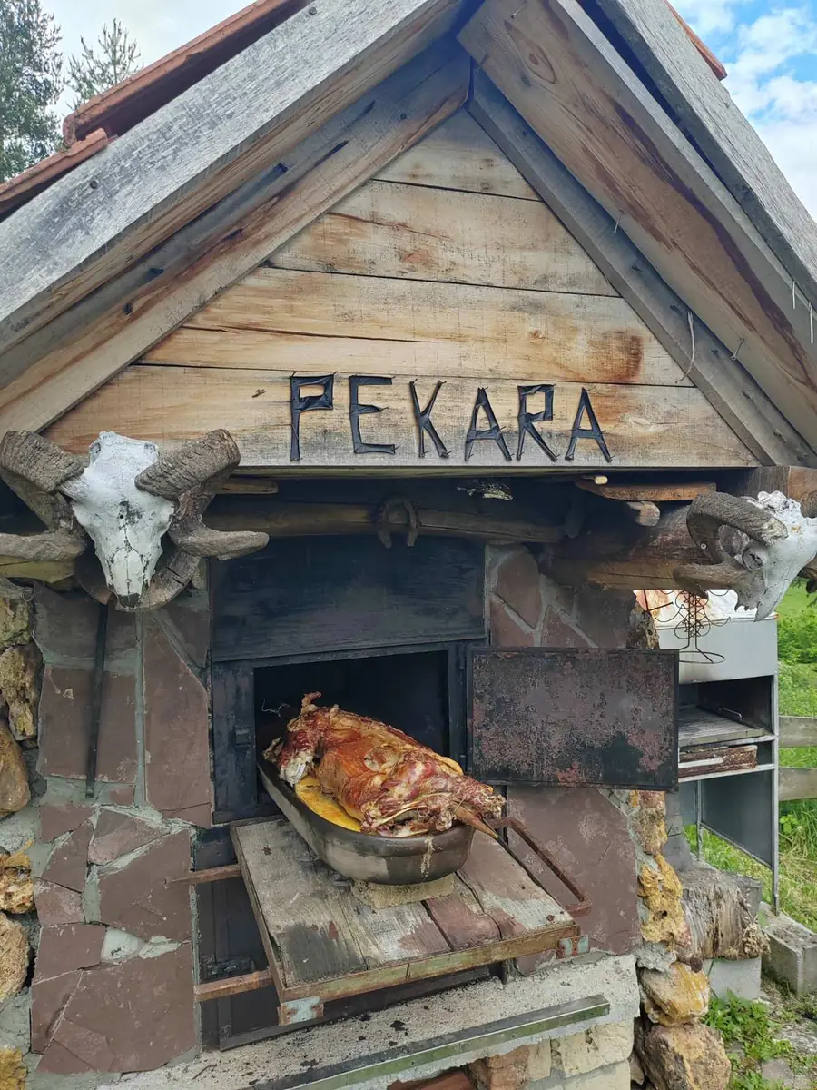 Tradicionalna kamena pekara iz koje se vadi pečena jagnjetina