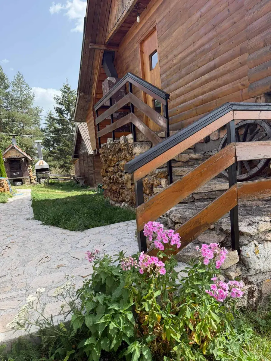 Cveće ispred vikendice
