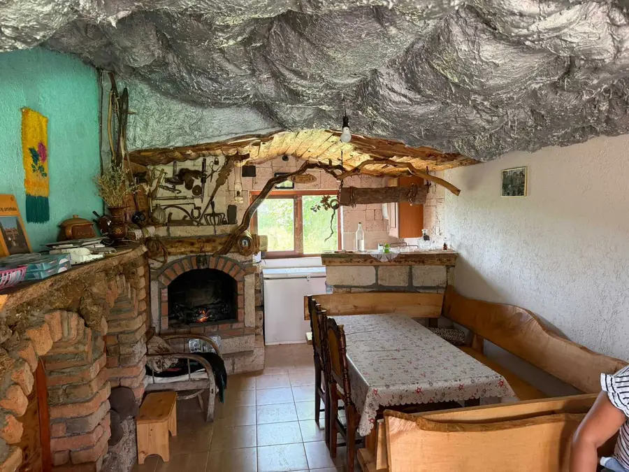Trpezarija sa kaminom