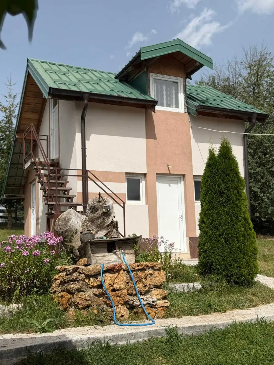 Zidana vikendica i česma